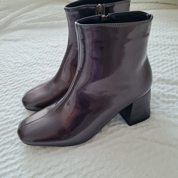 TINSTREE Women Mid Heel Booties Ankle Metalic Gray Sz 8 - Picture 16 of 16